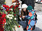 Белорусы несут цветы к российскому посольству