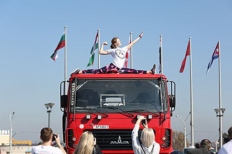 Belarus' strongmen compete in MAZ truck pull at Leisure 2018 expo opening