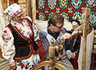 Мастерица Анна Гапеенко проводит мастер-класс по ткачеству