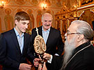 Лукашэнка ў свята Вялікадня сустрэўся з мітрапалітам Філарэтам і запаліў свечку