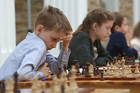 Юный шахматист из Минска Артем Белявский во время игры с гроссмейстером Борисом Гельфандом