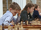 Юный шахматист из Минска Артем Белявский во время игры с гроссмейстером Борисом Гельфандом
