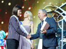 Заместитель премьер-министра Василий Жарко вручает награды в номинации "Интеллект-2018"