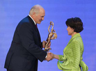 Александр Лукашенко вручает специальную награду "Через искусство – к миру и взаимопониманию" певице Розе Рымбаевой