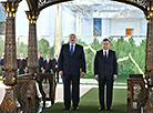 Александр Лукашенко и Шавкат Мирзиеев во время церемонии официальной встречи