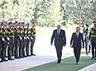Александр Лукашенко и Шавкат Мирзиеев во время церемонии официальной встречи