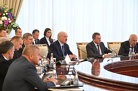 Александр Лукашенко во время переговоров в расширенном составе 