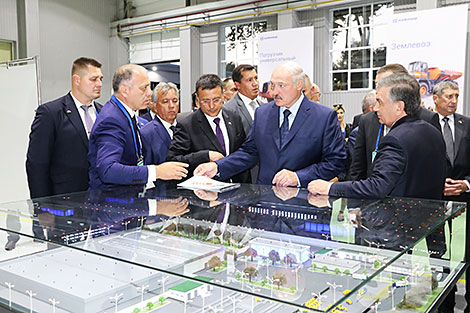 Александр Лукашенко и Шавкат Мирзиеев на предприятии 