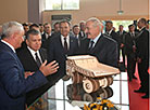 Александр Лукашенко и Шавкат Мирзиеев на выставке Made in Belarus
