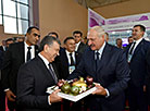 Александр Лукашенко и Шавкат Мирзиеев на выставке Made in Belarus