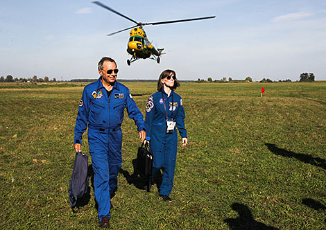 Американский летчик-космонавт Бонни Данбар и её коллега из Франции Мишель Тонини