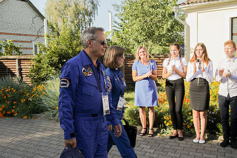 Американский летчик-космонавт Бонни Данбар и её коллега из Франции Мишель Тонини