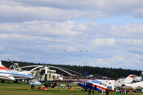 Exhibición de vuelo en el aeródromo Borovaya
