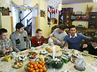 Участники турнира поздравили с Рождеством и Новым годом воспитанников детской деревни "Истоки"