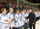 Александр Лукашенко поздравляет хоккеистов Финляндии - бронзовых призеров Рождественского турнира