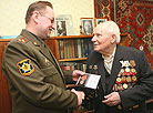 Вручение памятных медалей ветеранам войны 