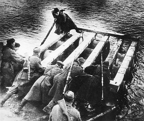 Саперы подразделения капитана Сафонова спускают на воду понтон во время форсирования реки Сож в рамках боевых действий под Гомелем. 1943 г.