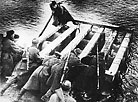 Саперы подразделения капитана Сафонова спускают на воду понтон во время форсирования реки Сож в рамках боевых действий под Гомелем. 1943 г.