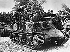 Советские танки с воинами-десантниками 1-го Прибалтийского фронта на улице Борисова. Минская область. 6 июля 1944 г.