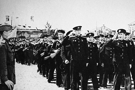 Колонна моряков на параде в честь освобождения Пинска от немецко-фашистских захватчиков. 23 июля 1944 г.