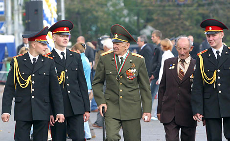 Полный кавалер орденов Славы Виктор Ветошкин с кадетами Гомельского лицея МЧС. 2006 год