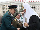 Патриарх Кирилл с ветеранами войны у монумента Победы в Минске
