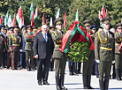 Президент Беларуси Александр Лукашенко в День Независимости возложил венок к монументу Победы в Минске