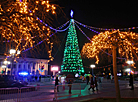 白罗斯点亮新年的灯火：闪闪发光的新年枞树，舒适的街道，节日的灯光和圣诞节市场—来自全国各地的报道