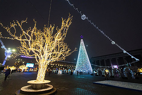 明斯克的新年照明亮起：正值节日前国家的主新年枞树在十月广场上和五光十色的城市