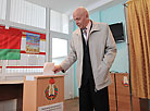Nikolai Lozovik takes part in early voting