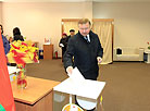 Премьер-министр Беларуси Андрей Кобяков проголосовал на выборах Президента 