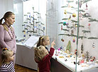 Ёлочные игрушки со всего мира: уникальная новогодняя выставка в Минске
