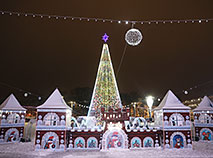 白罗斯新年点灯：城堡小镇的国家主新年枞树，数百公里的照明和装饰具有民族风味