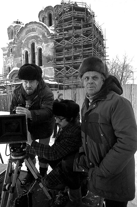 Director Viktor Turov (right) during the shooting of the televised version of Polesye Chronicles based on the books by Ivan Melezh, 1984