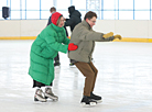 冬季在首都体育宫附近的移动溜冰场开始