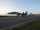 Белорусские летчики впервые совершили вечернюю и ночную посадку самолетов на автотрассу 