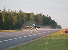 Белорусские военные самолеты Як-130 и МиГ-29 впервые приземлились на автотрассу в вечернее время