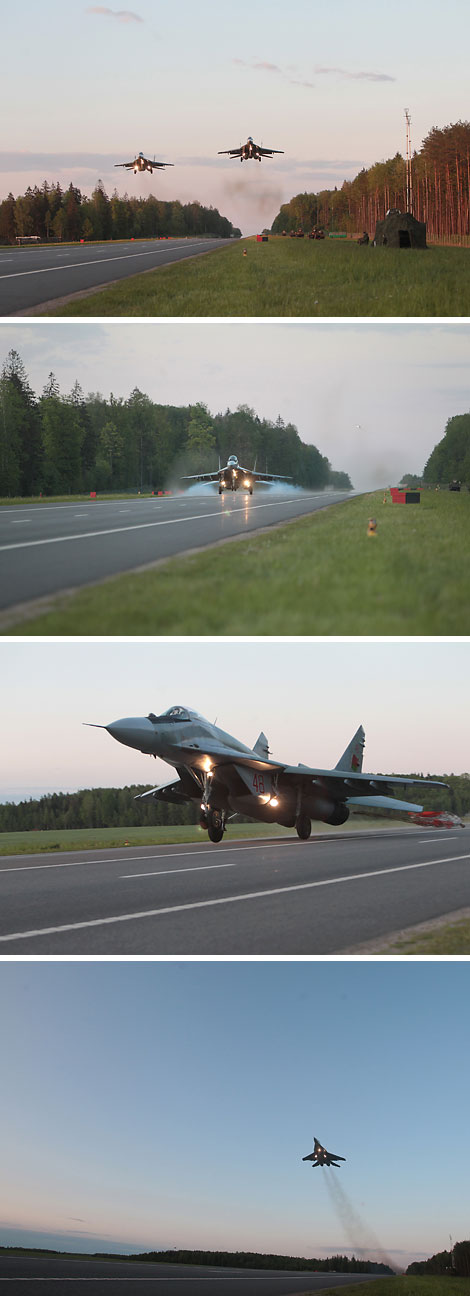 Беларускія ваенныя самалёты Як-130 і МіГ-29 упершыню прызямліліся на аўтатрасу ў вячэрні час