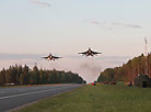 Белорусские военные самолеты Як-130 и МиГ-29 впервые приземлились на автотрассу в вечернее время