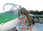 Беларускія лётчыкі ўпершыню ажыццявілі вячэрнюю і начную пасадку ваенных самалётаў на аўтатрасу