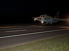 Беларускія лётчыкі першымі ў свеце пасадзілі штурмавік Су-25 на трасу ноччу