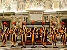 Александра Лукашенко приветствуют в парадном дворике святого Дамаса: в честь высокого гостя выстроен почетный караул ватиканской швейцарской гвардии