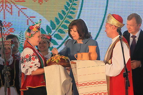 Вице-премьер Беларуси Наталья Кочанова на открытии праздника