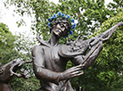 Скульптурная композиция "Скрипка Шагала" во дворике дома-музея