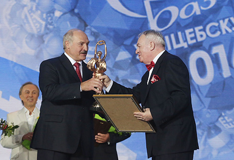 Lukashenko presents special award to Mikhail Finberg