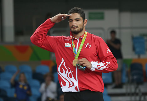 Олимпийское золото среди супертяжеловесов завоевал действующий чемпион мира Таха Акгюль (Турция)