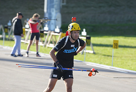Ole Einar Bjorndalen in Raubichi: pre-season training and a clinic for young biathletes