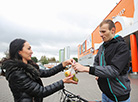Traffic police in Minsk marked the Car-Free Day distributing fruits to car drivers who opted for bikes