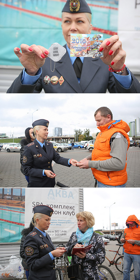 
On Car-Free Day Minsk traffic policemen presented reflective elements and calendars to car owners on bicycles
