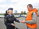 В День без автомобиля сотрудники ГАИ Минска дарили фликер и календарь пересевшим на велосипеды водителям